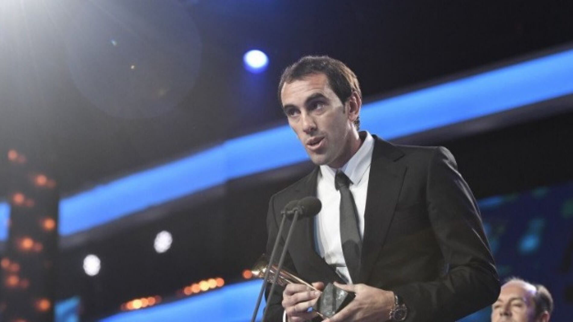 Diego God&iacute;n recoge el premio como mejor defensa de la Liga 2015-16