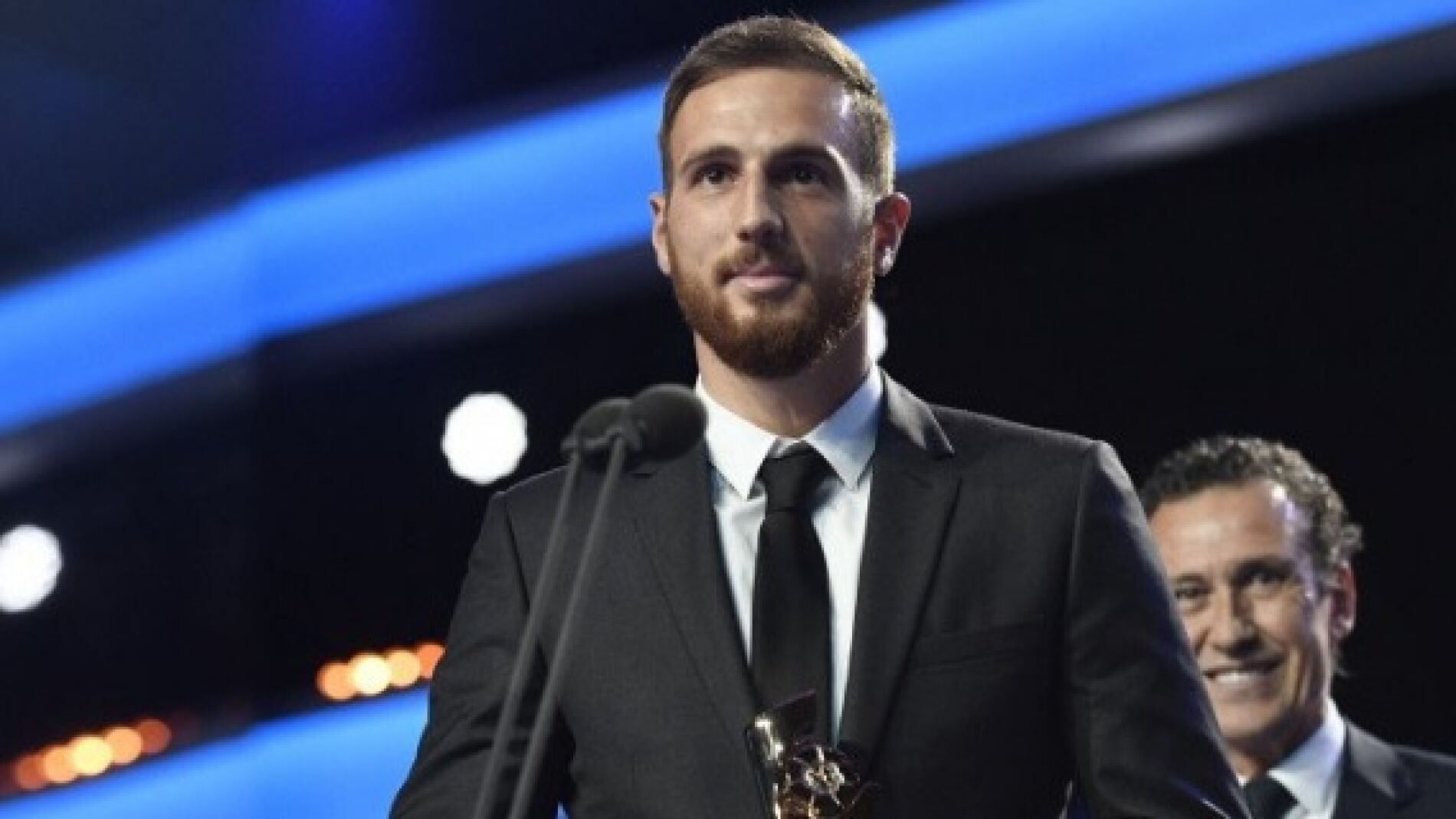 Oblak, en el momento de recoger el galard&oacute;n