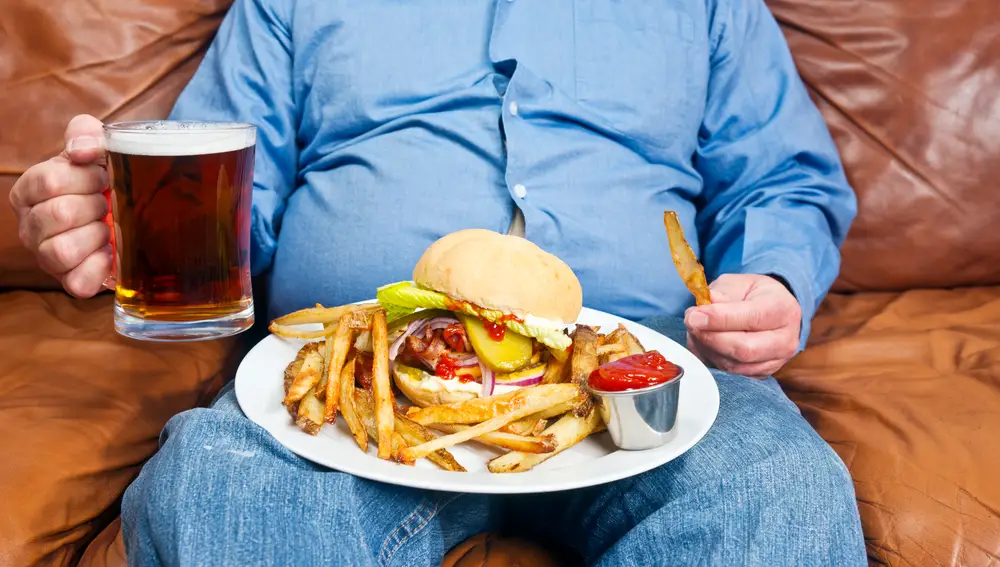 Comedor compulsivo frente a una hamburguesa Comedor compulsivo frente a una hamburguesa