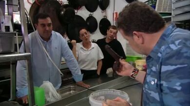 ¿Qué hacía Alberto Chicote con un pene de chocolate en la mano?