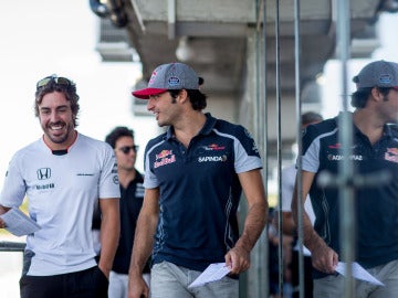 Fernando Alonso y Carlos Sainz, sonrientes en el paddock