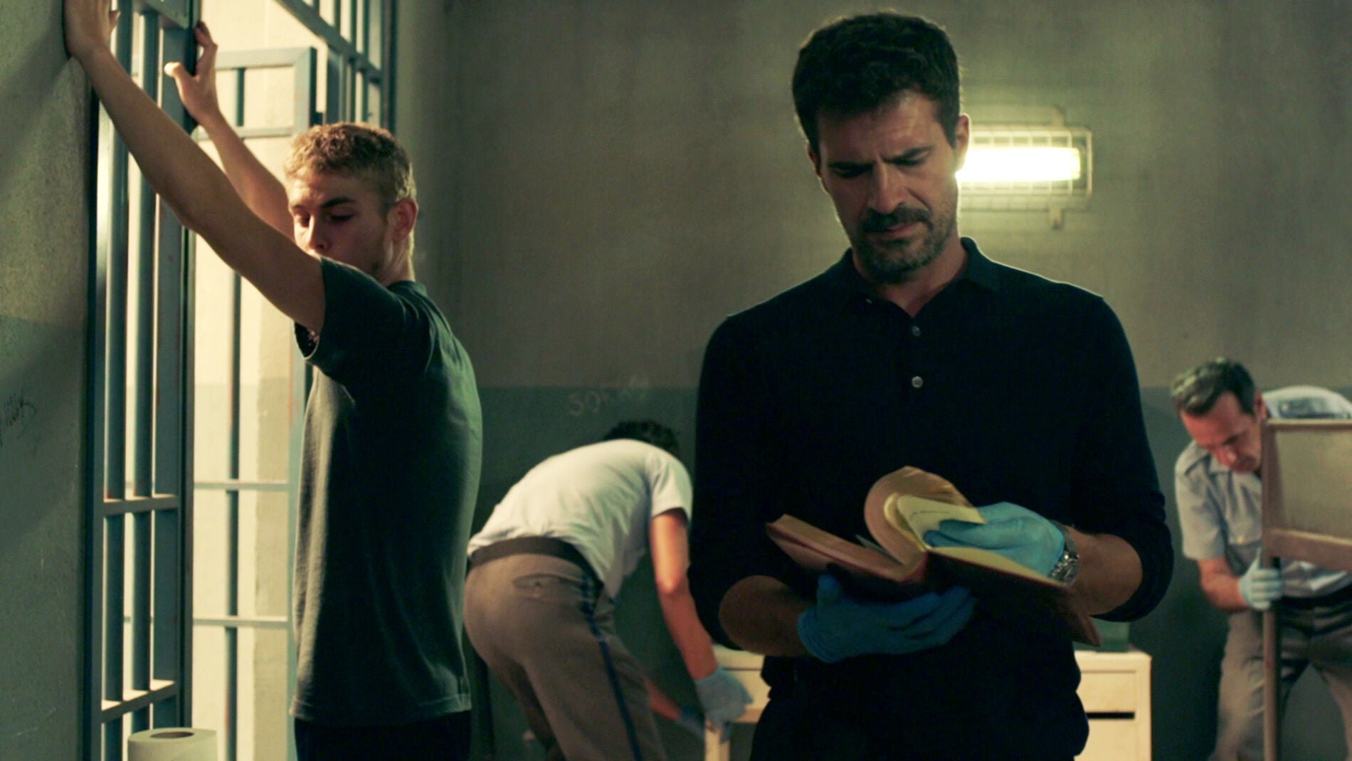 H&eacute;ctor investiga la celda de Fernando en busca de nuevas pruebas