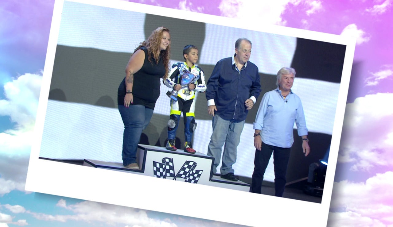 &Aacute;ngel Nieto ayuda a un peque&ntilde;o a ganar una carrera dedicada a su abuelo enfermo
