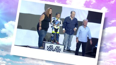 Ángel Nieto ayuda a un pequeño a ganar una carrera dedicada a su abuelo enfermo