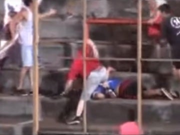 Brutal pelea entre barrasbravas en Argentina Brutal pelea entre barrasbravas en Argentina