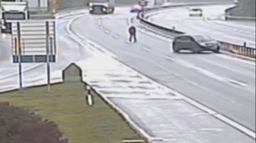 El hombre persigue su coche por la autovía