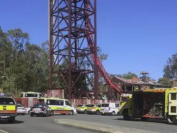 arios vehículos de los servicios de emergencia desplegados en el parque de atracciones arios vehículos de los servicios de emergencia desplegados en el parque de atracciones