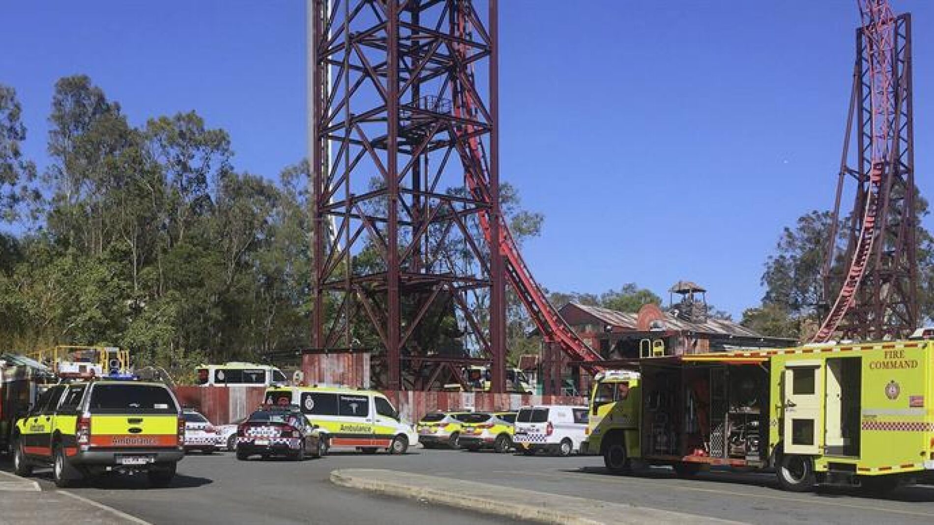 arios veh&iacute;culos de los servicios de emergencia desplegados en el parque de atracciones 