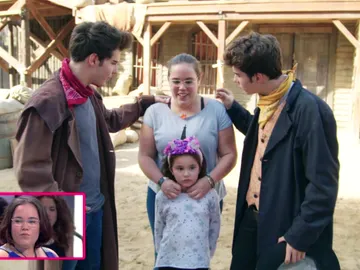 Los Gemeliers, protagonistas de un espectáculo en un parque de atracciones para sorprender a una fan Los Gemeliers, protagonistas de un espectáculo en un parque de atracciones para sorprender a una fan