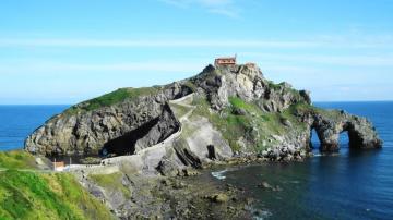 El puente que une San Juan de Gaztelugatxe con Bermeo