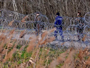 Policías y soldados húngaros patrullan junto a la valla temporal que separa la frontera entre Serbia y Hungría Policías y soldados húngaros patrullan junto a la valla temporal que separa la frontera entre Serbia y Hungría