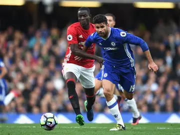 Bailly intenta robar el balón a Diego Costa Bailly intenta robar el balón a Diego Costa