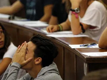 Estudiantes en un examen Estudiantes en un examen