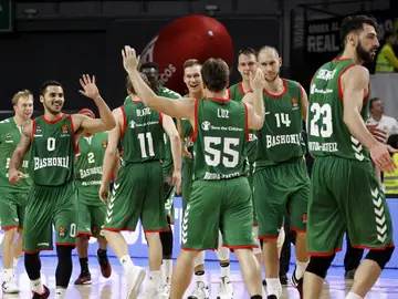 os jugadores de Baskonia celebran la victoria ante el Real Madrid os jugadores de Baskonia celebran la victoria ante el Real Madrid