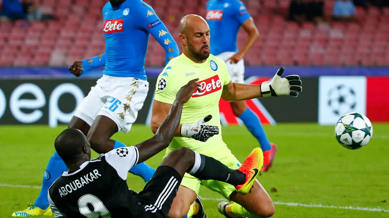 Pepe Reina intenta coger el balón en un partido con el Nápoles