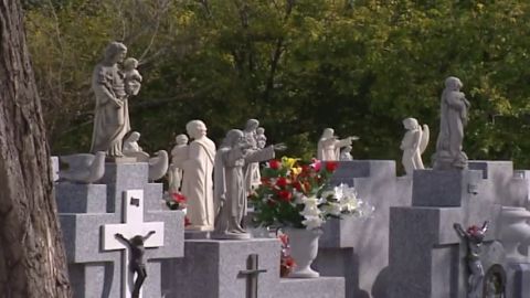 Frame 46.101326 de: El Iglesia proh&iacute;be esparcir o guardar las cenizas de los difuntos