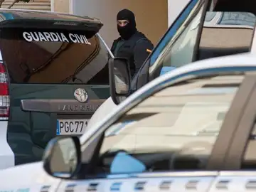 Un agente de la Guardia Civil durante la operación antiterrorista en Ibiza Un agente de la Guardia Civil durante la operación antiterrorista en Ibiza