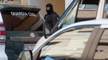 Un agente de la Guardia Civil durante la operación antiterrorista en Ibiza