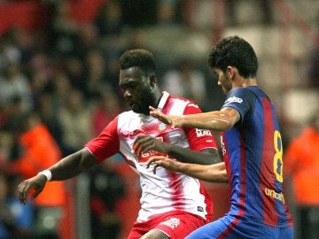 Caicedo disputando un balón con Carles Aleñá, defensa del Barça