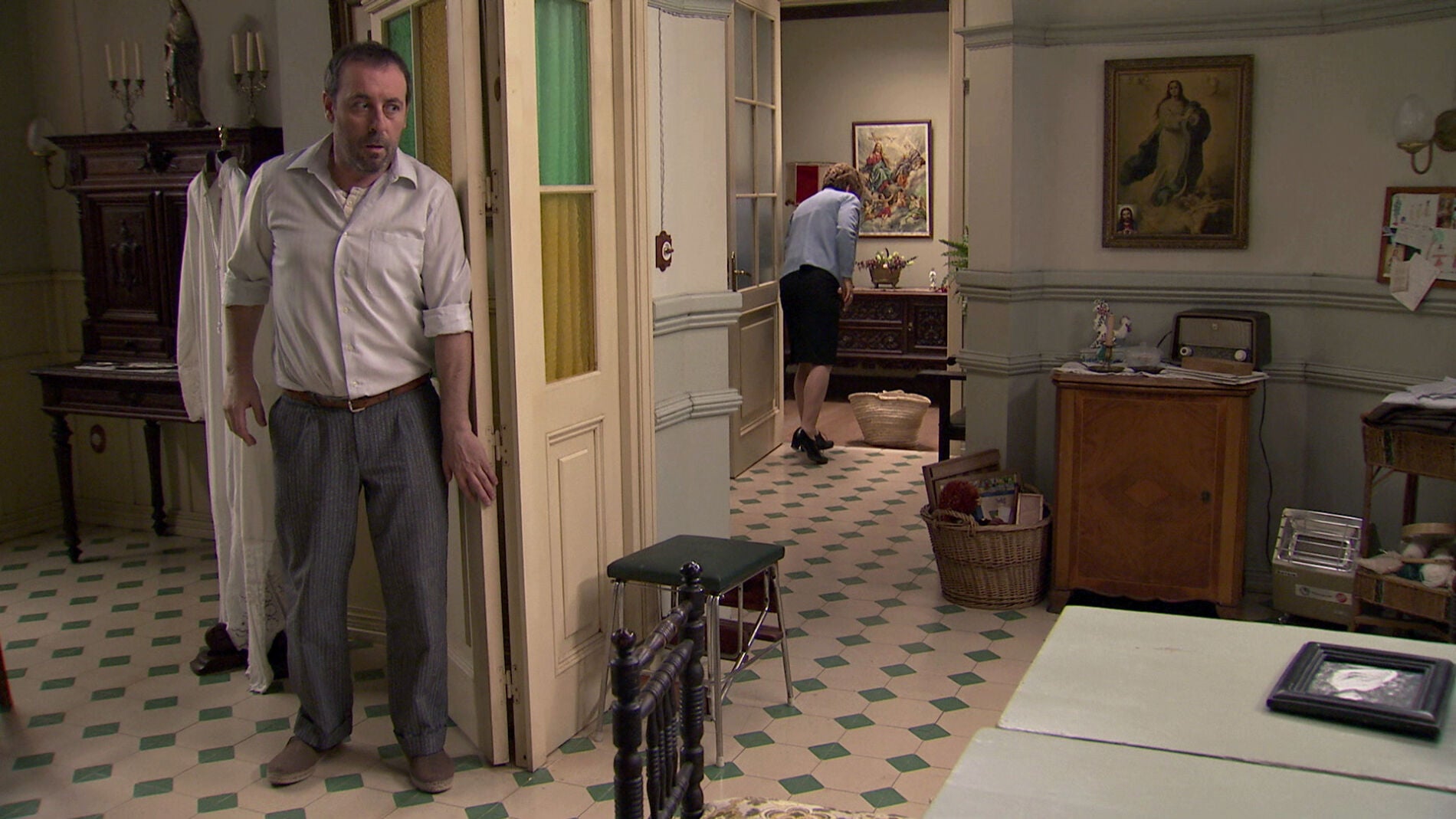 &iquest;Qu&eacute; contiene la cesta que han dejado en la puerta de la iglesia?