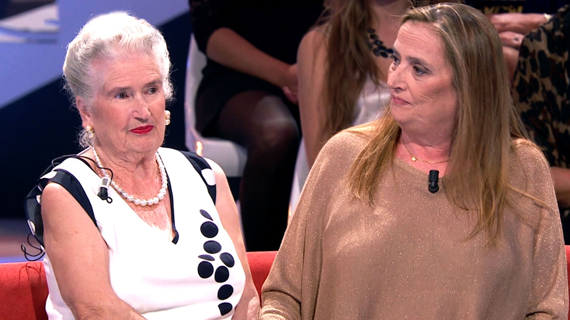 La ni&ntilde;a que les llev&oacute; las arras en su boda sorprende a Conchi y Juan despu&eacute;s de 40 a&ntilde;os