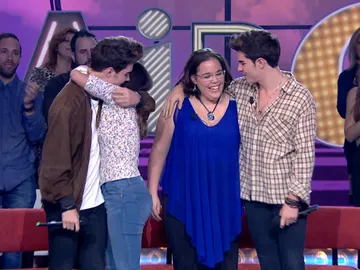 Los Gemeliers hacen realidad en sueño de Loli y Amanda actuando para ellas en el plató de ‘El amor está en el aire' Los Gemeliers hacen realidad en sueño de Loli y Amanda actuando para ellas en el plató de ‘El amor está en el aire'