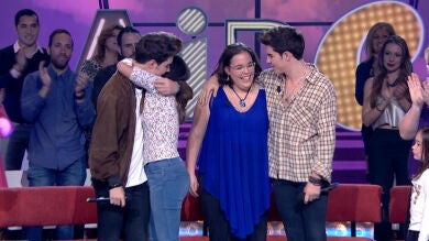 Los Gemeliers hacen realidad el sueño de Loli y Amanda actuando para ellas en el plató de ‘El amor está en el aire'