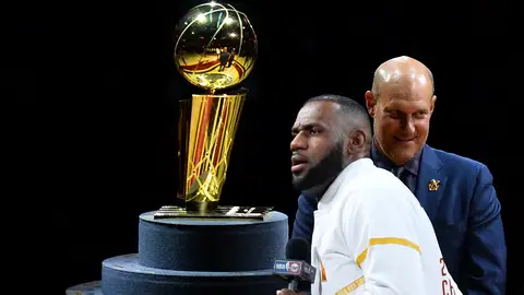 LeBron James habla para los aficionados de los Cavaliers con el trofeo de campeones de fondo LeBron James habla para los aficionados de los Cavaliers con el trofeo de campeones de fondo
