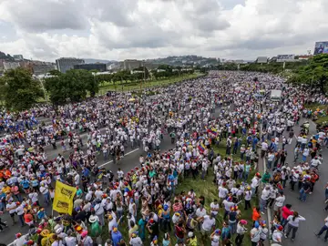 Miles de personas se manifiestan en Venezuela Miles de personas se manifiestan en Venezuela