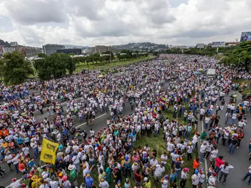 Miles de personas se manifiestan en Venezuela Miles de personas se manifiestan en Venezuela