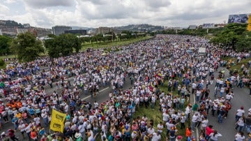 Miles de personas se manifiestan en Venezuela