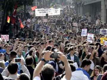 Varios jóvenes durante la marcha estudiantil convocada en Madrid Varios jóvenes durante la marcha estudiantil convocada en Madrid