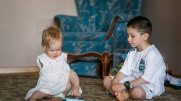Vasiliny Knutzen jugando con su hermano