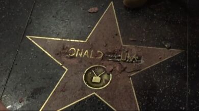 Destrozan la estrella de Donald Trump en el Paseo de la Fama de Hollywood en honor a las mujeres que lo acusan