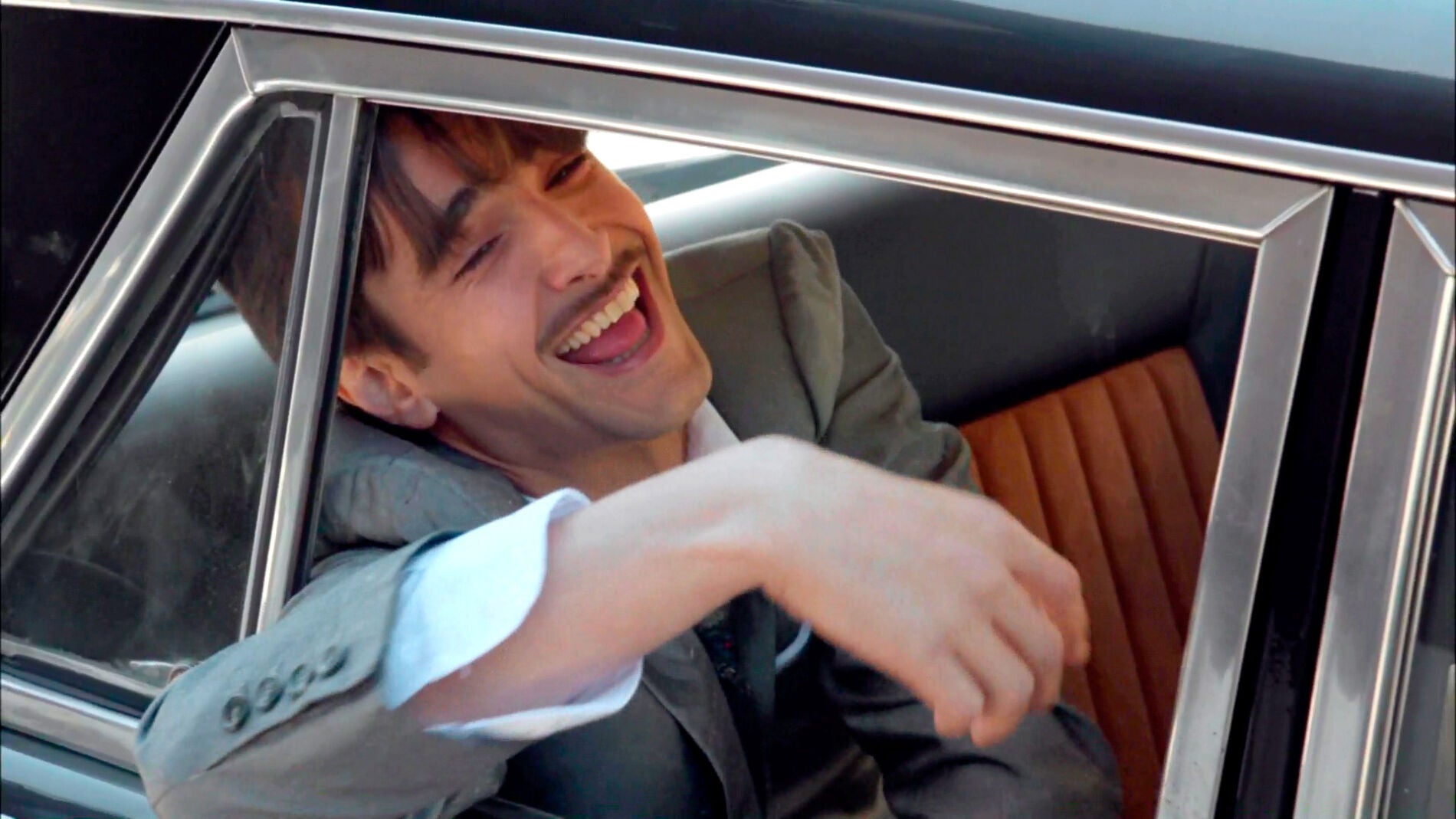 Humberto enfurece a de la Riva al llegar borracho a la presentaci&oacute;n de las Galer&iacute;as Velvet