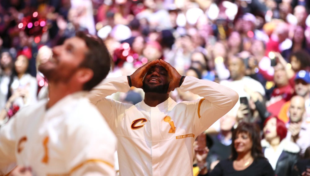 LeBron James, emocionado viendo subir la bandera de campeones