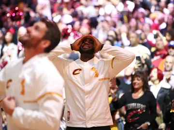 LeBron James, emocionado viendo subir la bandera de campeones LeBron James, emocionado viendo subir la bandera de campeones