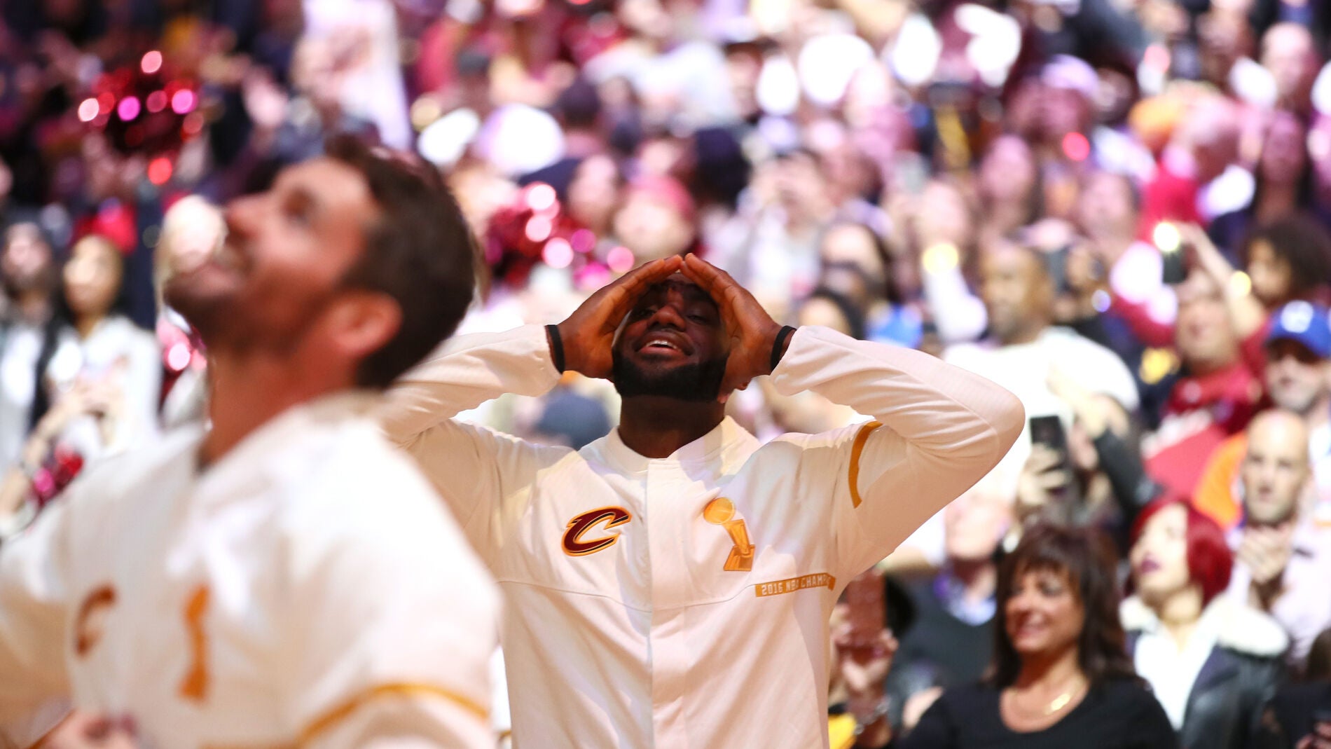 LeBron James, emocionado viendo subir la bandera de campeones