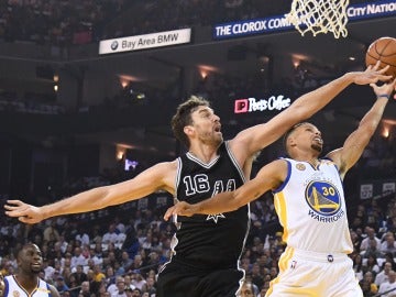 Pau Gasol tapona a Stephen Curry