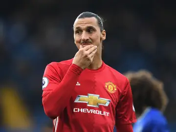 Zlatan Ibrahimovic, pensativo en un partido con el United Zlatan Ibrahimovic, pensativo en un partido con el United