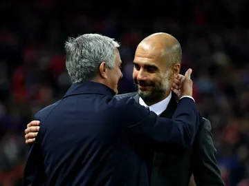 Guardiola y Mourinho se funden en un abrazo Guardiola y Mourinho se funden en un abrazo