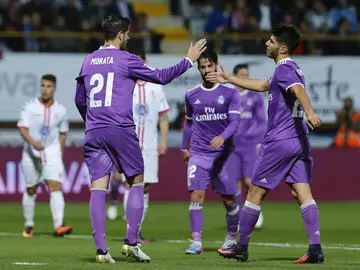 Los jugadores del Real Madrid celebran un gol ante la Cultural Leonesa Los jugadores del Real Madrid celebran un gol ante la Cultural Leonesa