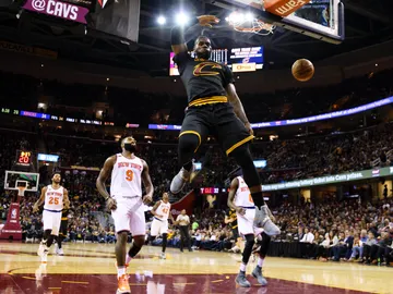 LeBron James hace un espectacular mate ante los Knicks LeBron James hace un espectacular mate ante los Knicks