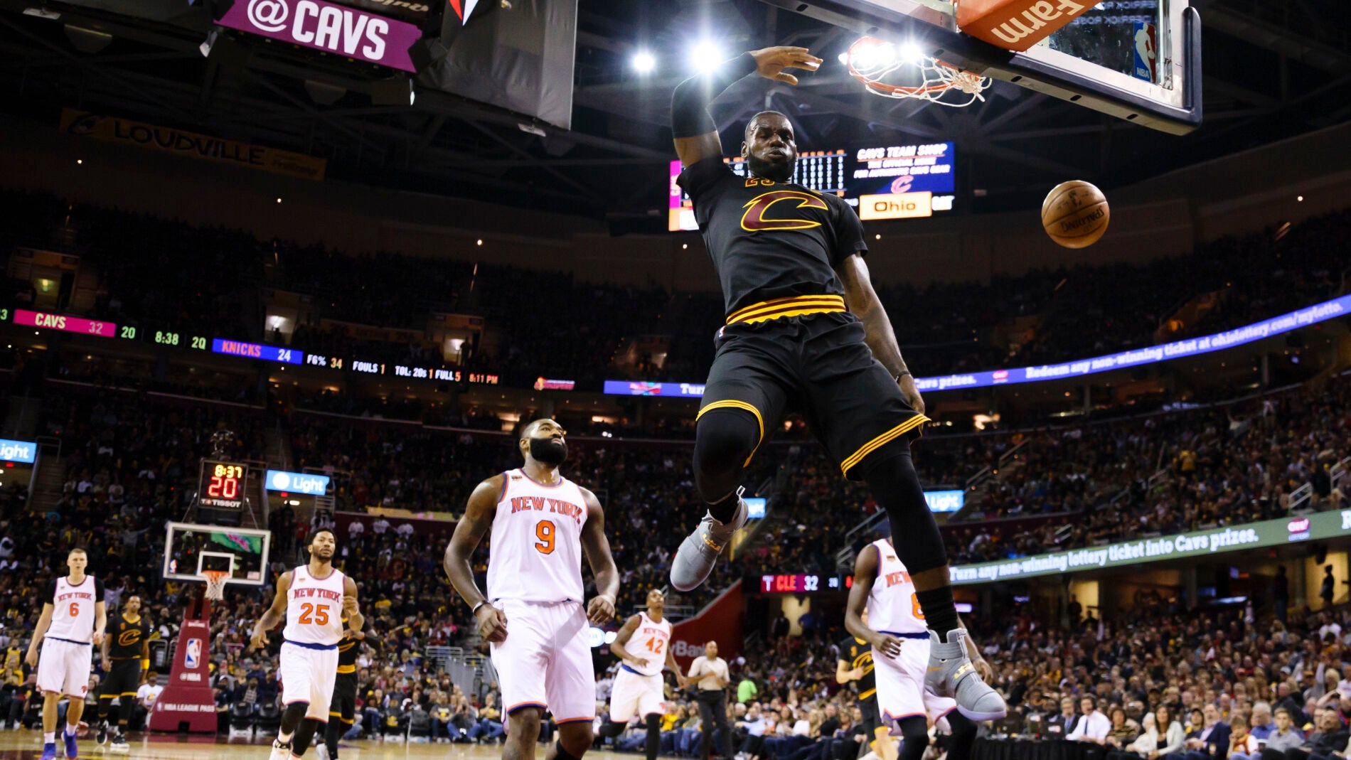 LeBron James hace un espectacular mate ante los Knicks