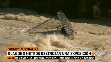 Olas de hasta ocho metros arrasan una exposición de esculturas en Sídney 