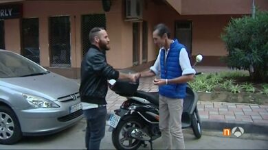 Las llaves de una moto unen a un indigente y un joven: 