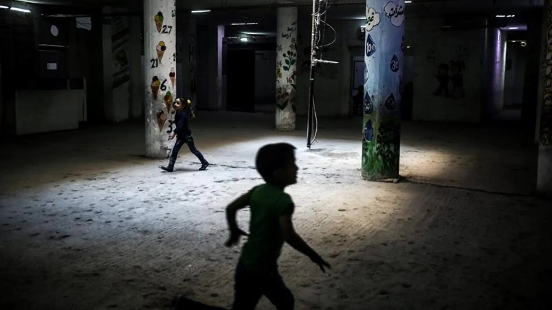 Niños sirios corren por los pasillos de una escuela Niños sirios corren por los pasillos de una escuela