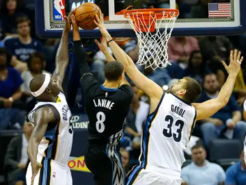 Marc Gasol tapona a Zach LaVine Marc Gasol tapona a Zach LaVine