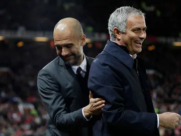 Guardiola y Mourinho se saludan antes del encuentro Guardiola y Mourinho se saludan antes del encuentro