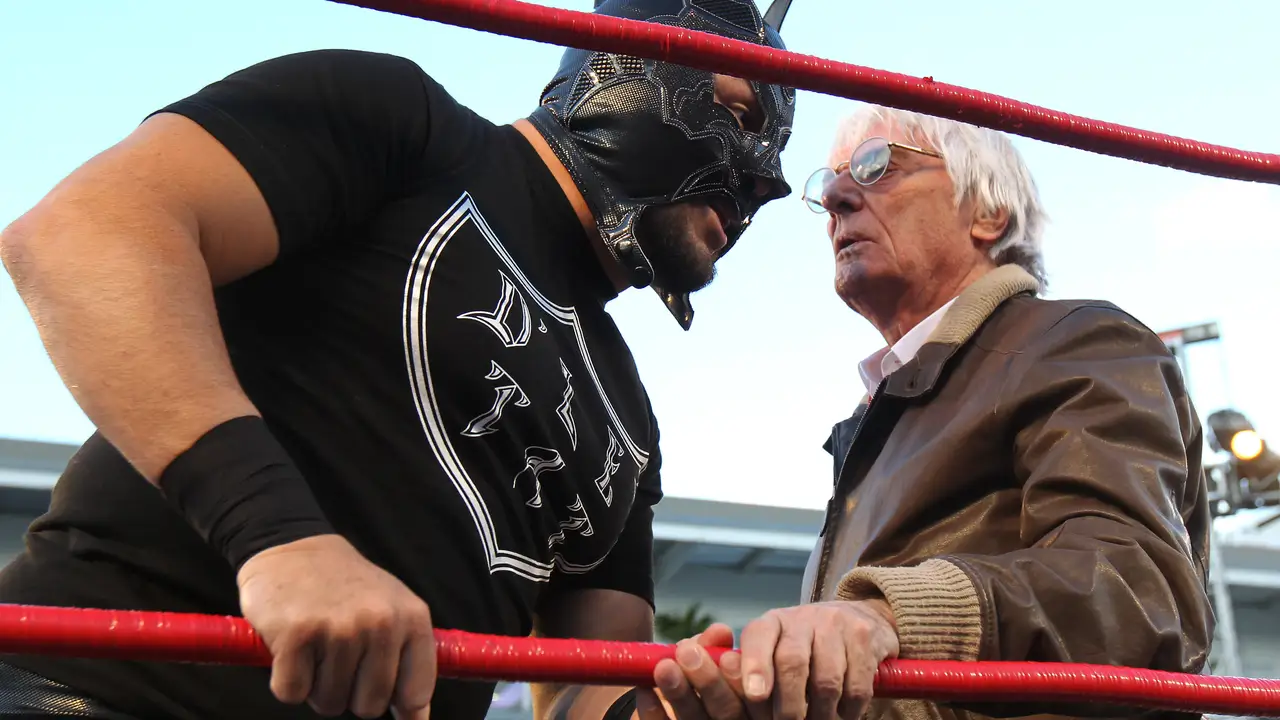 Bernie Ecclestone habla a un luchador mexicano